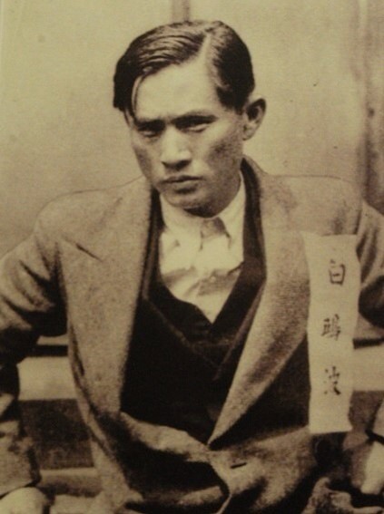 텍스트, 사람, 벽, 실내이(가) 표시된 사진 
자동 생성된 설명