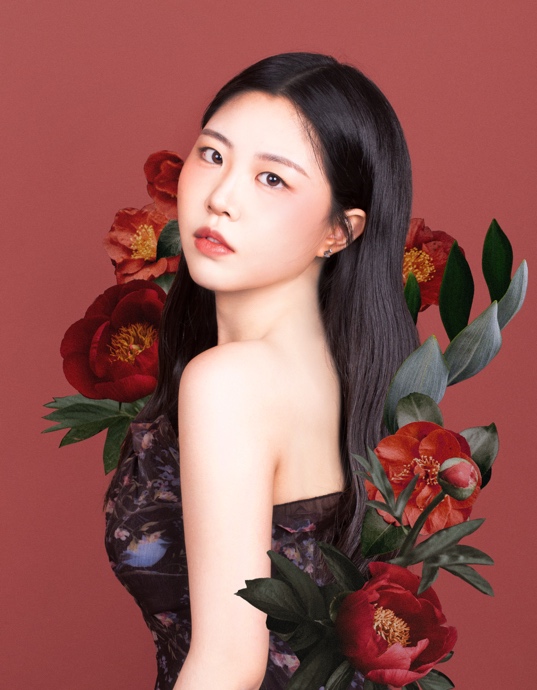 벽, 사람, 실내, 젊은이(가) 표시된 사진
자동 생성된 설명