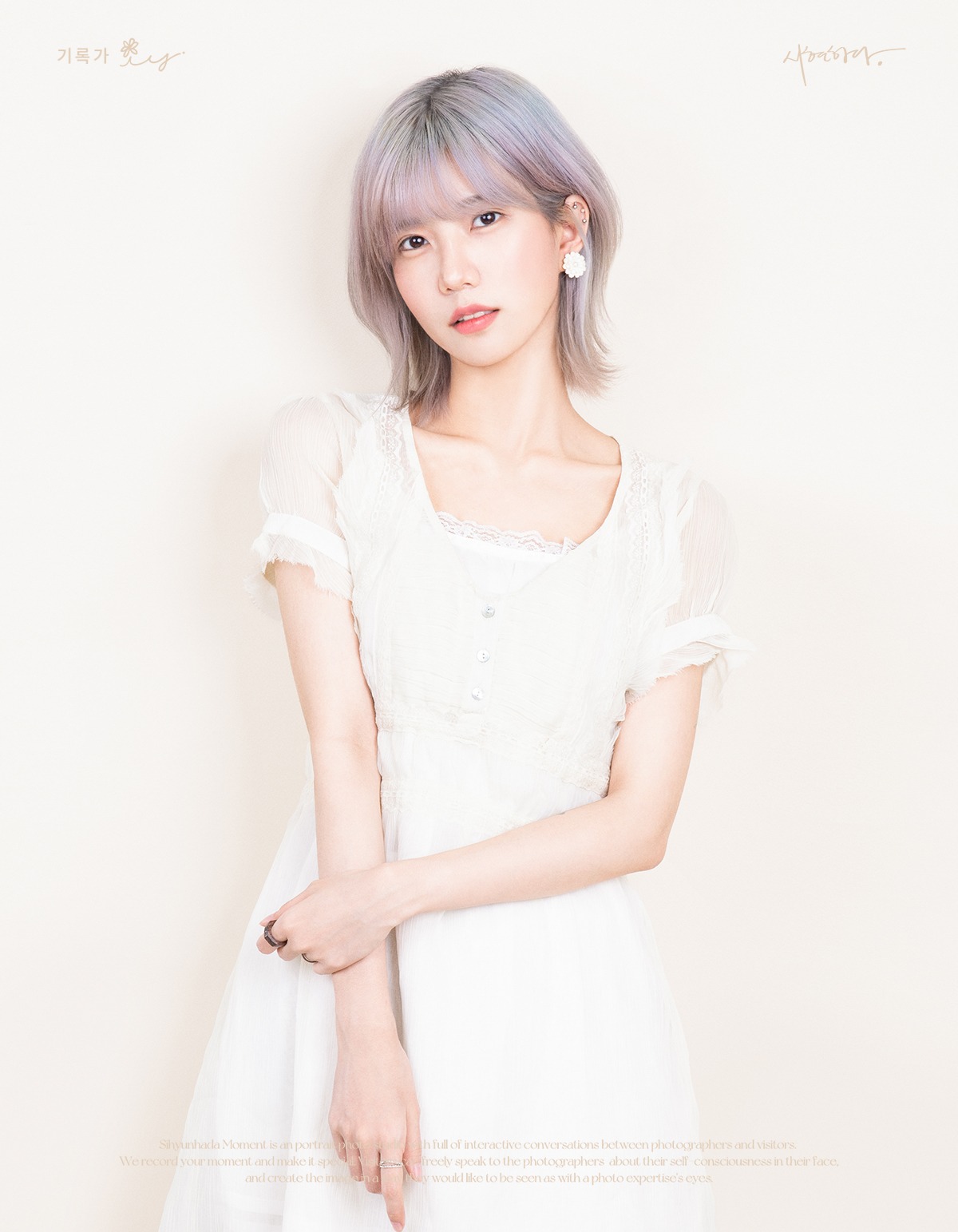 사람, 벽, 의류, 실내이(가) 표시된 사진 
자동 생성된 설명