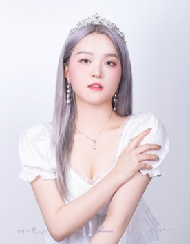 사람, 의류, 실내, 가장이(가) 표시된 사진 
자동 생성된 설명