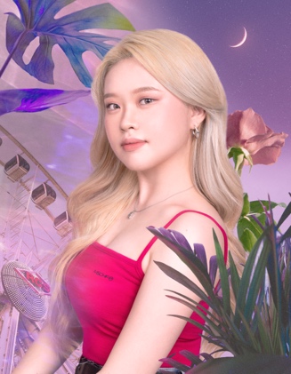 사람, 실내, 여자, 식물이(가) 표시된 사진 
자동 생성된 설명