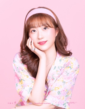 사람, 소녀, 실내, 파자마이(가) 표시된 사진 
자동 생성된 설명