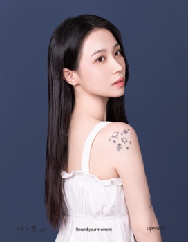 사람, 의류, 실내, 가장이(가) 표시된 사진
자동 생성된 설명