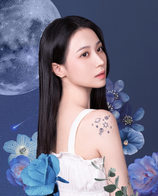 사람, 여자, 의류, 실내이(가) 표시된 사진
자동 생성된 설명