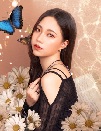 사람, 여자, 실내, 꽃이(가) 표시된 사진
자동 생성된 설명