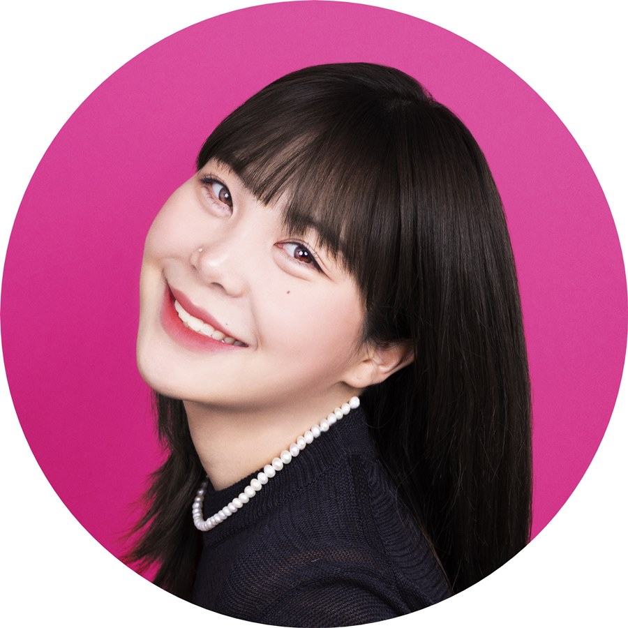 사람, 쥐고있는, 실내, 서있는이(가) 표시된 사진
자동 생성된 설명
