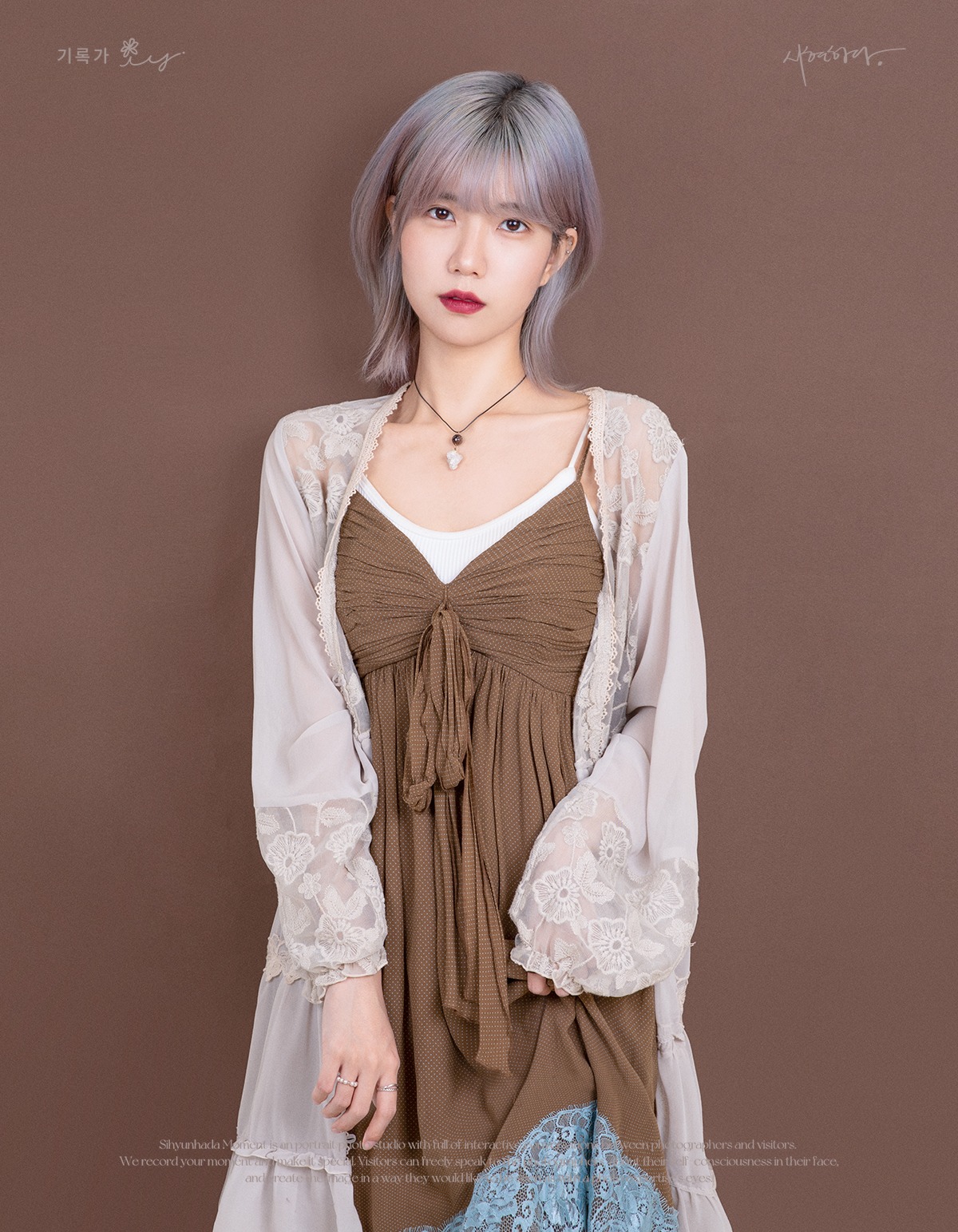 사람, 벽, 의류, 실내이(가) 표시된 사진 
자동 생성된 설명