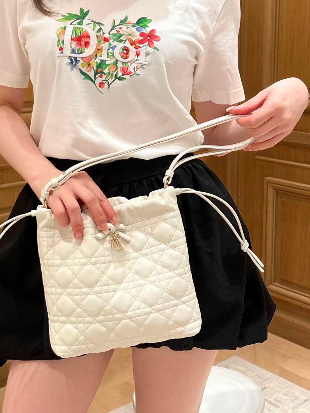 디올 어디오러블 버킷 백 미니 수피르 까나쥬 램스킨