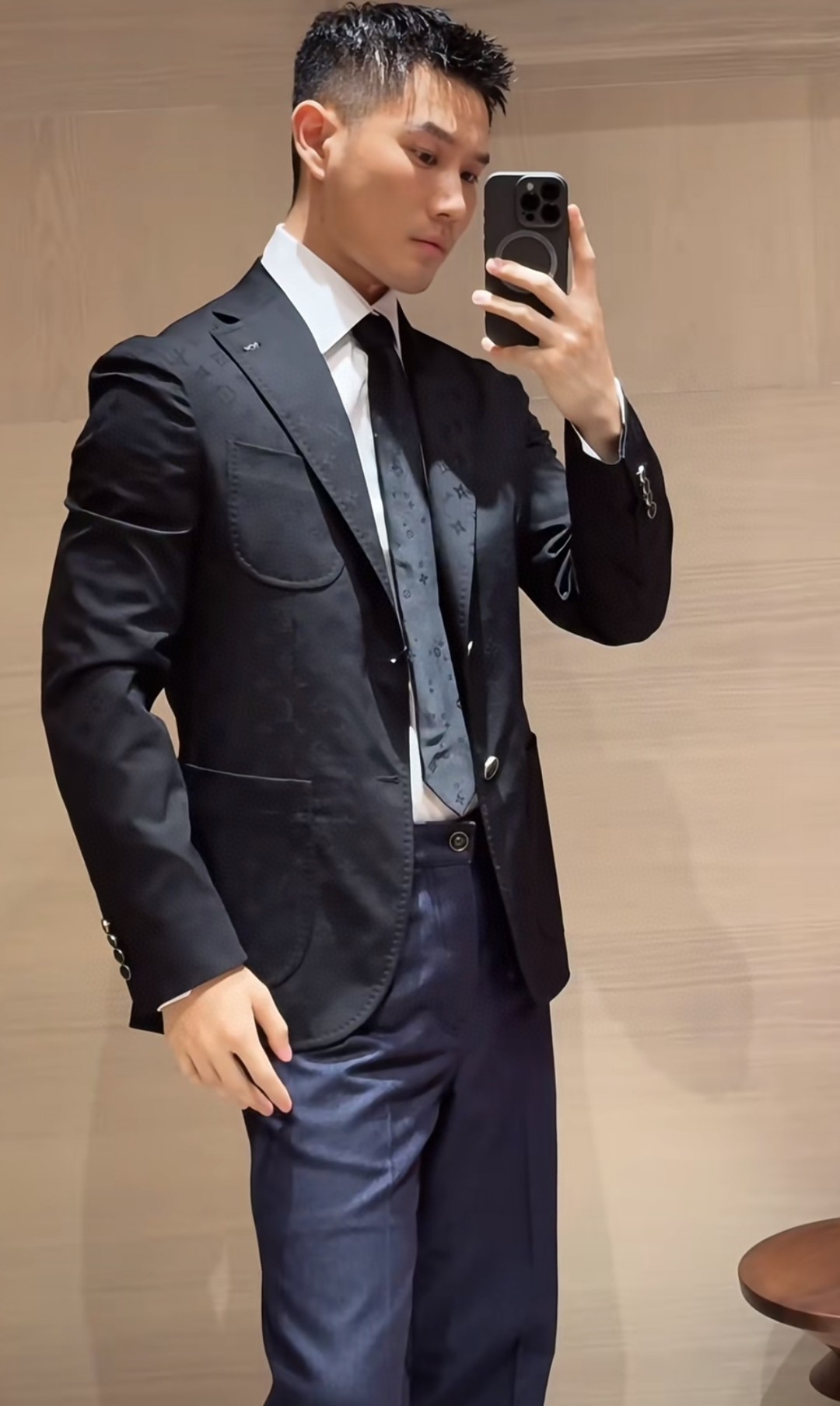 루이비통 로고 자카드 수트 재킷