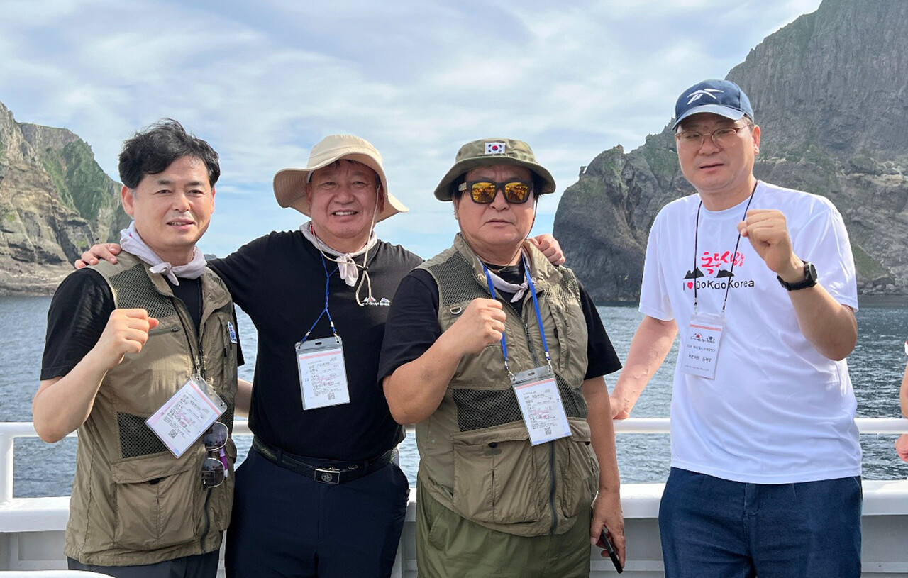 정광태 울릉도(독도)홍보대사를 비롯해 독도사랑회 임원들도 문화탐방에 참가했다. /독도사랑회