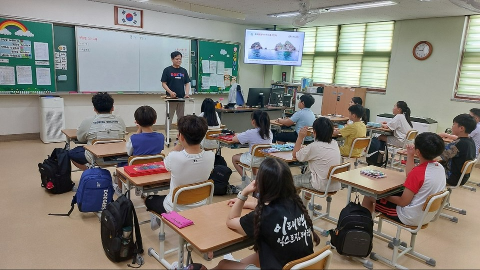 길종성 회장은 "독도는 지역, 종교, 정당을 초월해 모두 함께 지켜야 한다"고 학생들에게 강조했다.