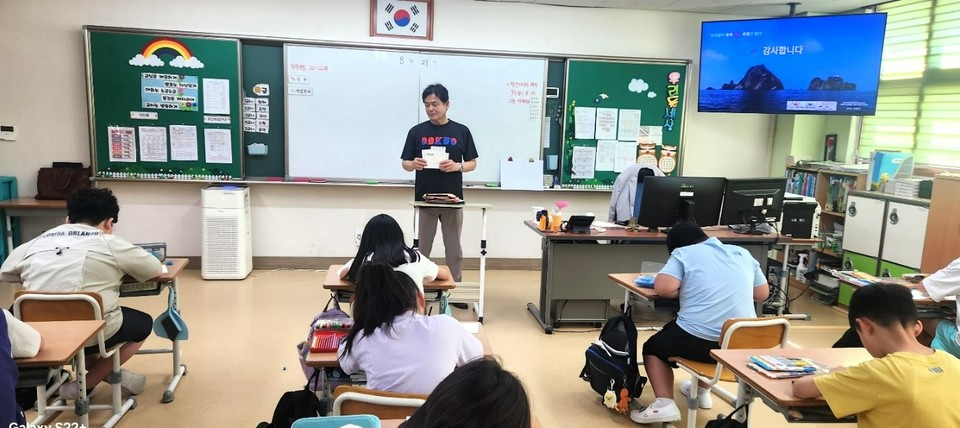 고양시 한내초등학교에서 독도 특강을 하고 있는 길종성 회장.