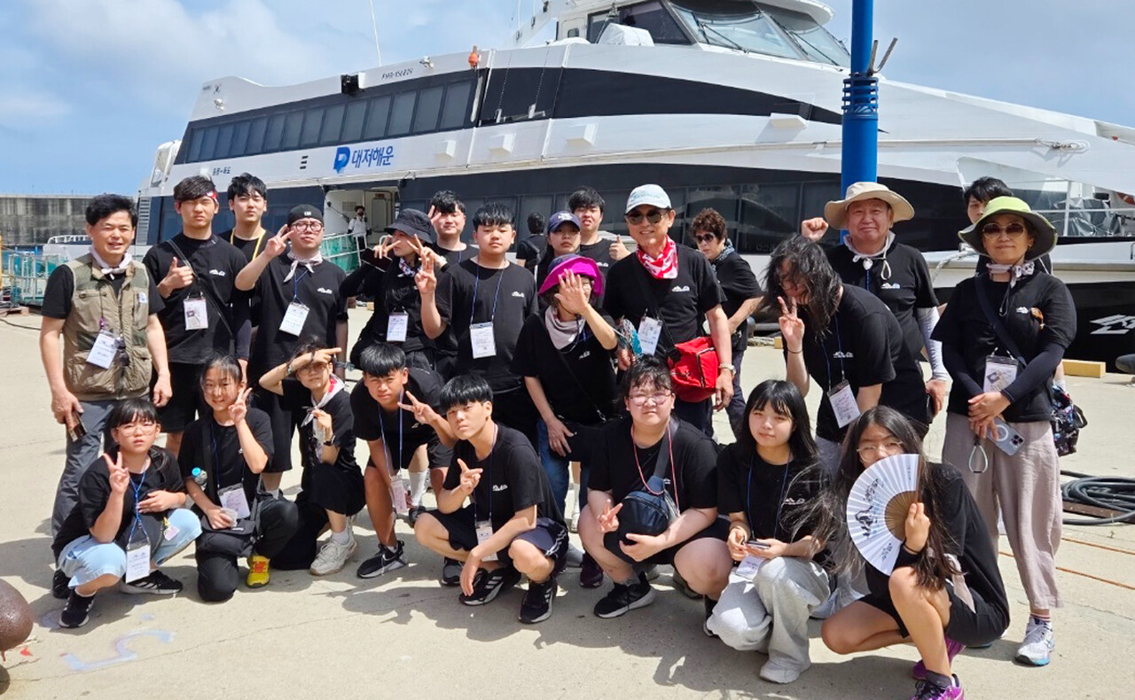독도 출발전 독도여객선 앞에서 기념촬영을 하고 있는 탐방단들./독도사랑회