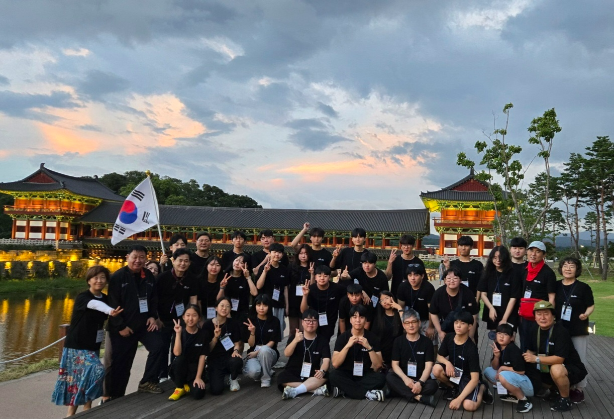 경주 10대 야경인 경주 월정교 앞에서 기념 촬영. 사진 제공 = 영토지킴이 독도사랑회