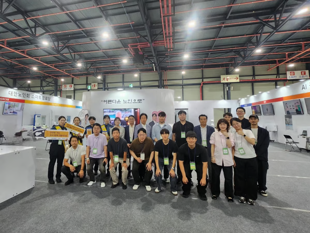 '더 라이프 스타일 박람회2025' 에 참가한 대한노인회 정보화사업단에 속한 21개 업체 및 기관 관련자들이 한자리에 모였다./사진=대한노인회 정보화사업단