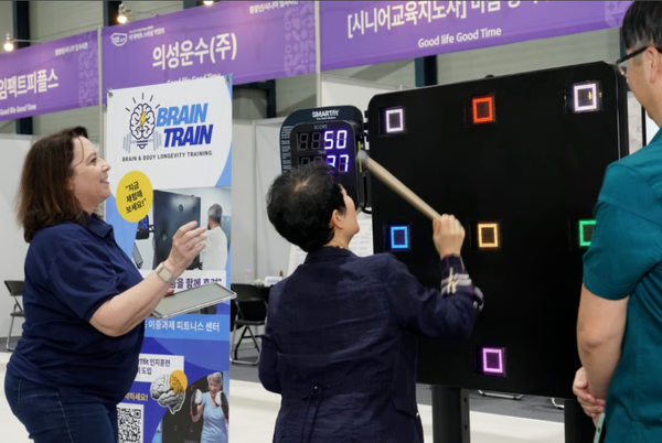 지난 25~27일 서울 대치동 세텍에서 열린 '더 라이프 스타일 박람회'에서 관련 서비스에 대해 듣고 있는 관람객 모습 photo 더라이프스타일박람회 제공