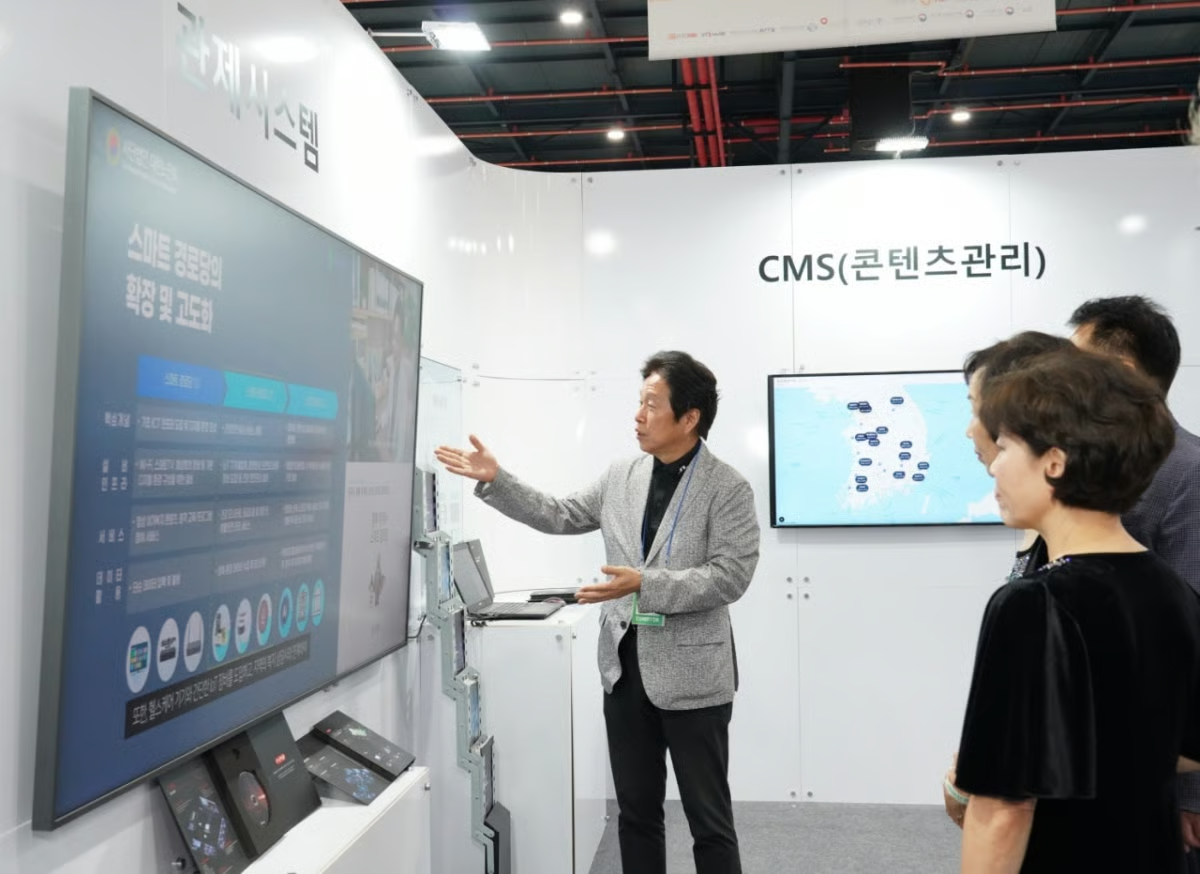 지난 25~27일 서울 대치동 세텍에서 열린 '더 라이프 스타일 박람회' 제 1전용관에서 스마트경로당 관련 서비스에 대해 듣고 있는 관람객 모습./사진=더 라이프 스타일 박람회 사무국