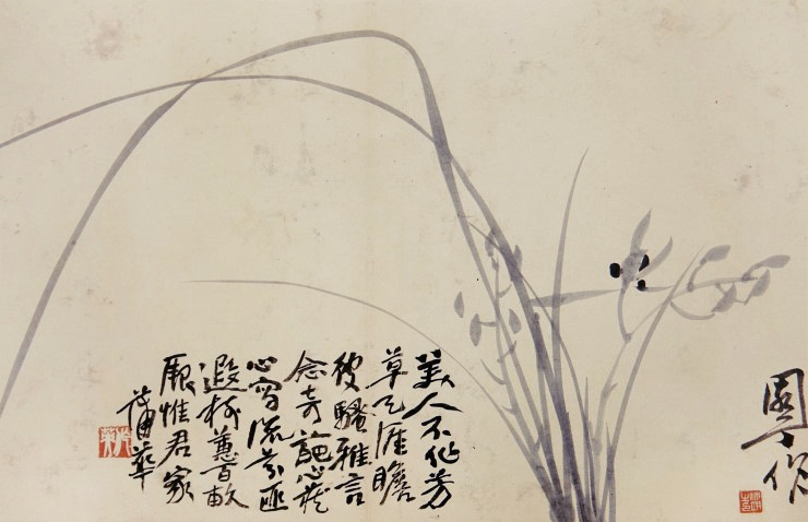 운미 민영익(雲美 閔泳翊)의 묵란도(墨蘭圖). 성긴 난초 잎 사이로 길게 남겨진 여백은 형상이 물러난 자리에서 공간이 작동하기 시작하는 지점을 드러낸다. 이 그림은 화면을 채우지 않는다. 대신, 필선 사이에 숨과 절제, 그리고 인식이 발생할 자리를 연다. 종이에 수묵, 42.2 × 77.8cm. 호암미술관 소장. Ink orchid painting "Mukrando" (墨蘭圖) by Unmi Min Yeong-ik (雲美 閔泳翊). Sparse orchid leaves emerge through long intervals of unpainted paper, where form recedes and space begins to operate. The painting does not occupy the surface; it opens it—allowing breath, restraint, and perception to arise between strokes. Ink on paper, 42.2 × 77.8 cm. Ho-Am Museum of Art collection.