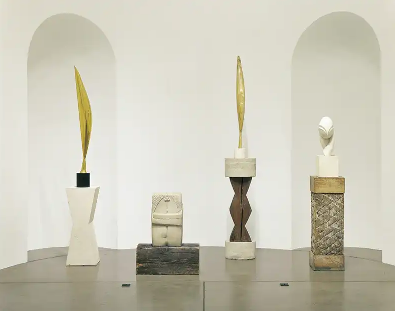 브랑쿠시.png루이즈 & 월터 아렌즈버그 컬렉션 소장 브랑쿠시의 조각 작품들이 받침대 위에 전시된 모습으로, Bird in Space와 같은 길게 추상화된 형태들이 매끄러운 표면과 형식의 환원을 강조한다. A group of Constantin Brancusi sculptures from the Louise and Walter Arensberg Collection, displayed on pedestals, featuring elongated abstract forms such as Bird in Space that emphasize polished surfaces, verticality, and formal reduction.