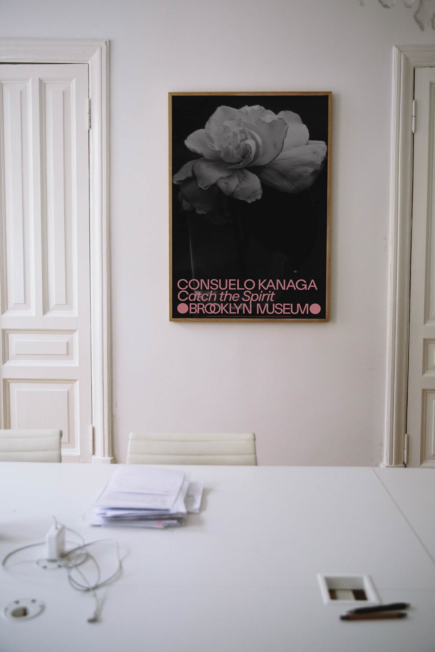 콘수엘로 카나가 흑백 사진 꽃 플라워 아트포스터 인테리어포스터 거실 액자