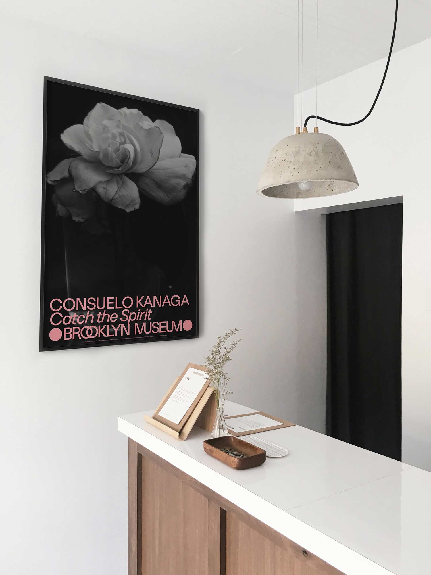 콘수엘로 카나가 흑백 사진 꽃 플라워 아트포스터 인테리어포스터 거실 액자