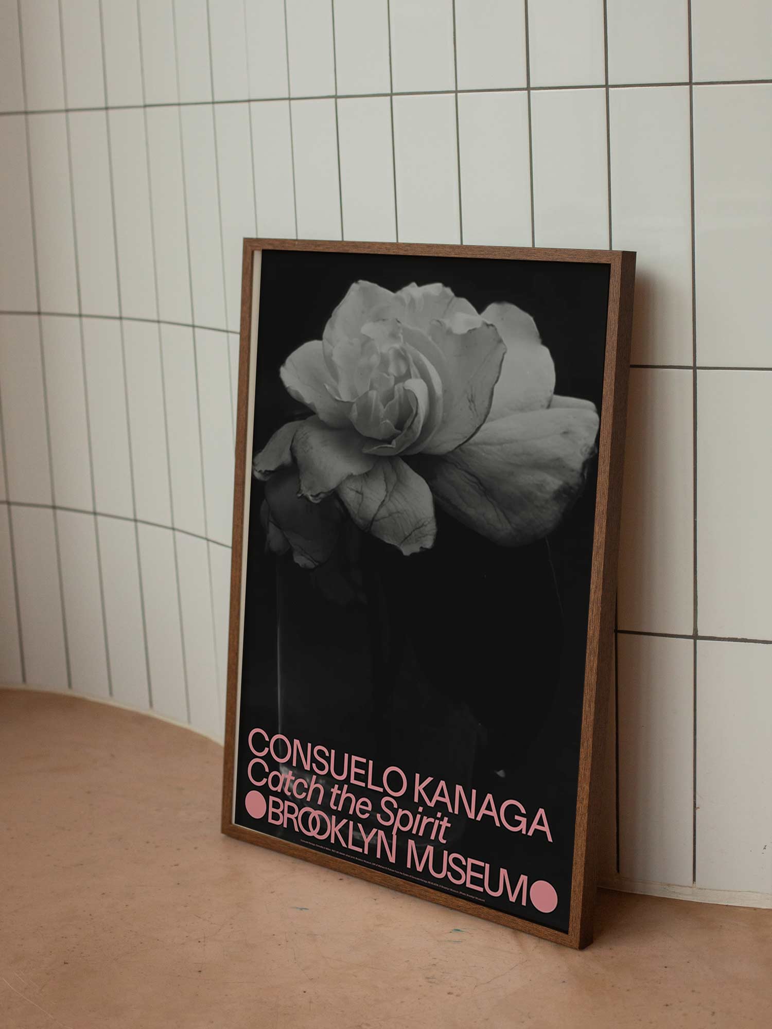 콘수엘로 카나가 흑백 사진 꽃 플라워 아트포스터 인테리어포스터 거실 액자