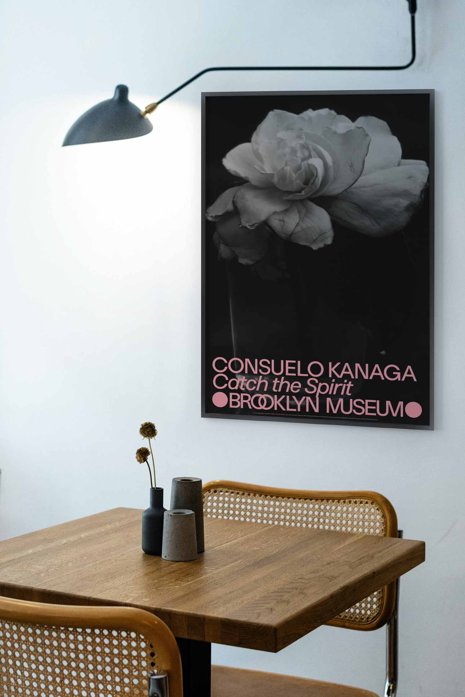 콘수엘로 카나가 흑백 사진 꽃 플라워 아트포스터 인테리어포스터 거실 액자