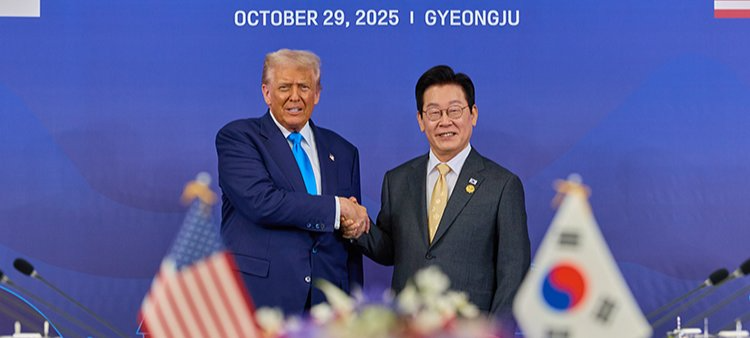 이재명 대통령과 도널드 트럼프 미국 대통령이 10월 29일 경북 경주박물관에서 한미 정상회담을 열었다. 이날 트럼프 대통령은 한국의 핵추진잠수함 개발을 승인했다. 대통령실