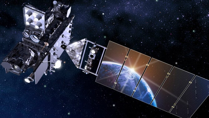 패널에 지구와 태양이 반사되는 우주의 NOAA GOES 위성