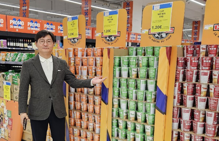 박영철 비엘팜텍 회장이 12일 프랑스 르끌레어 한 매장에서 상품을 살펴보고 있다. 비엘팜텍 제공