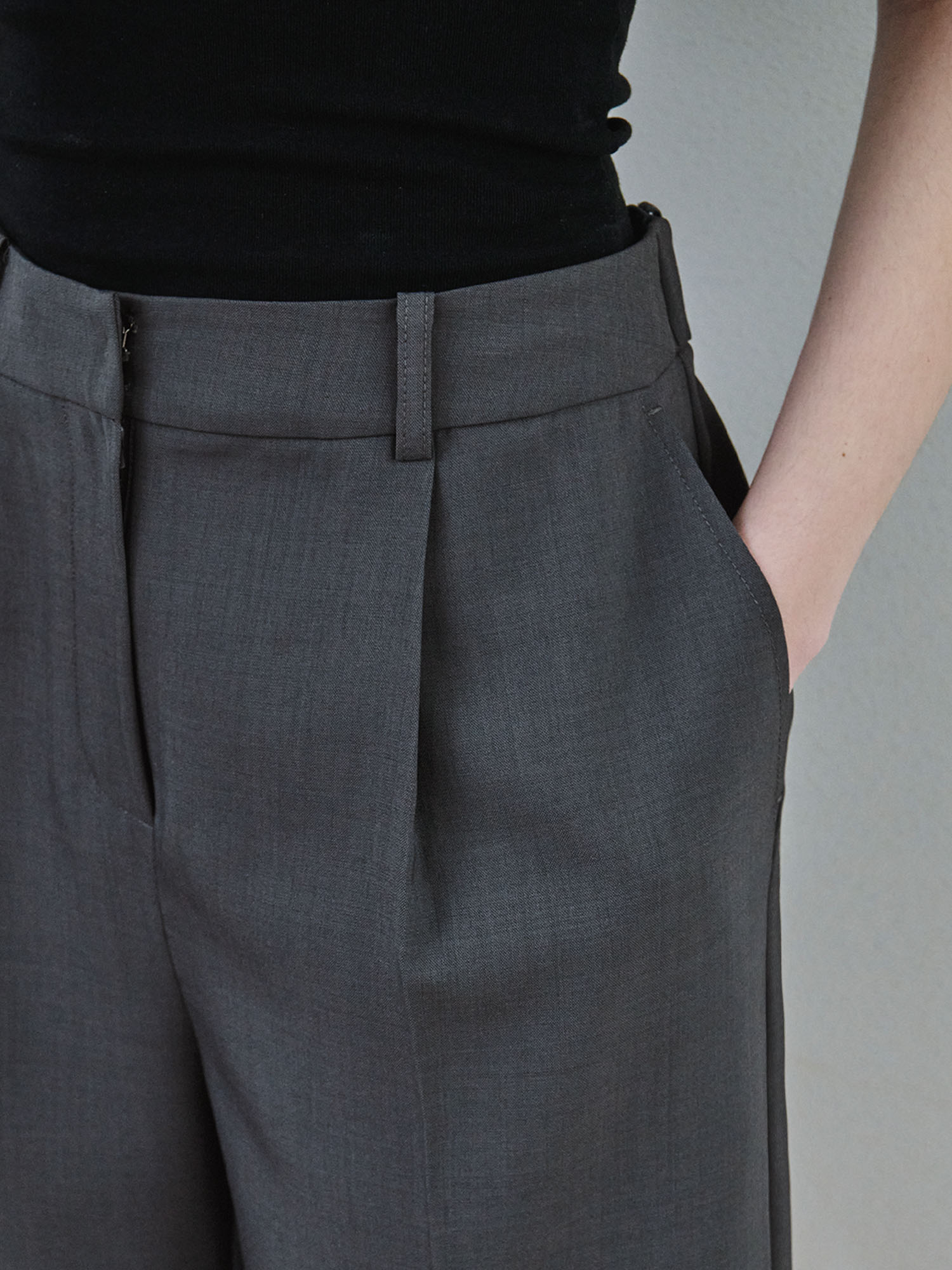 2211 ONE TUCK HALF PANTS (D/GREY)