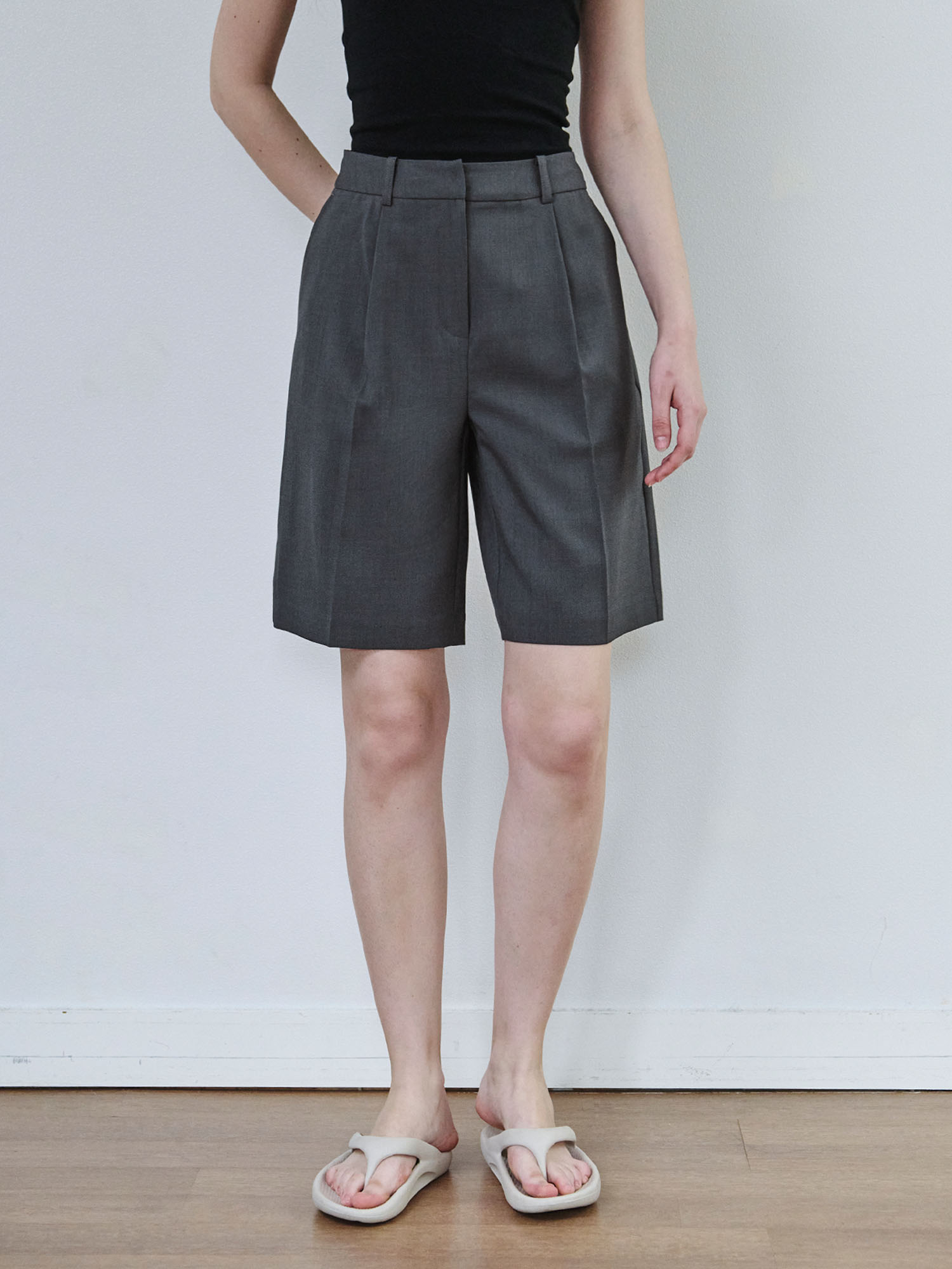 2211 ONE TUCK HALF PANTS (D/GREY)