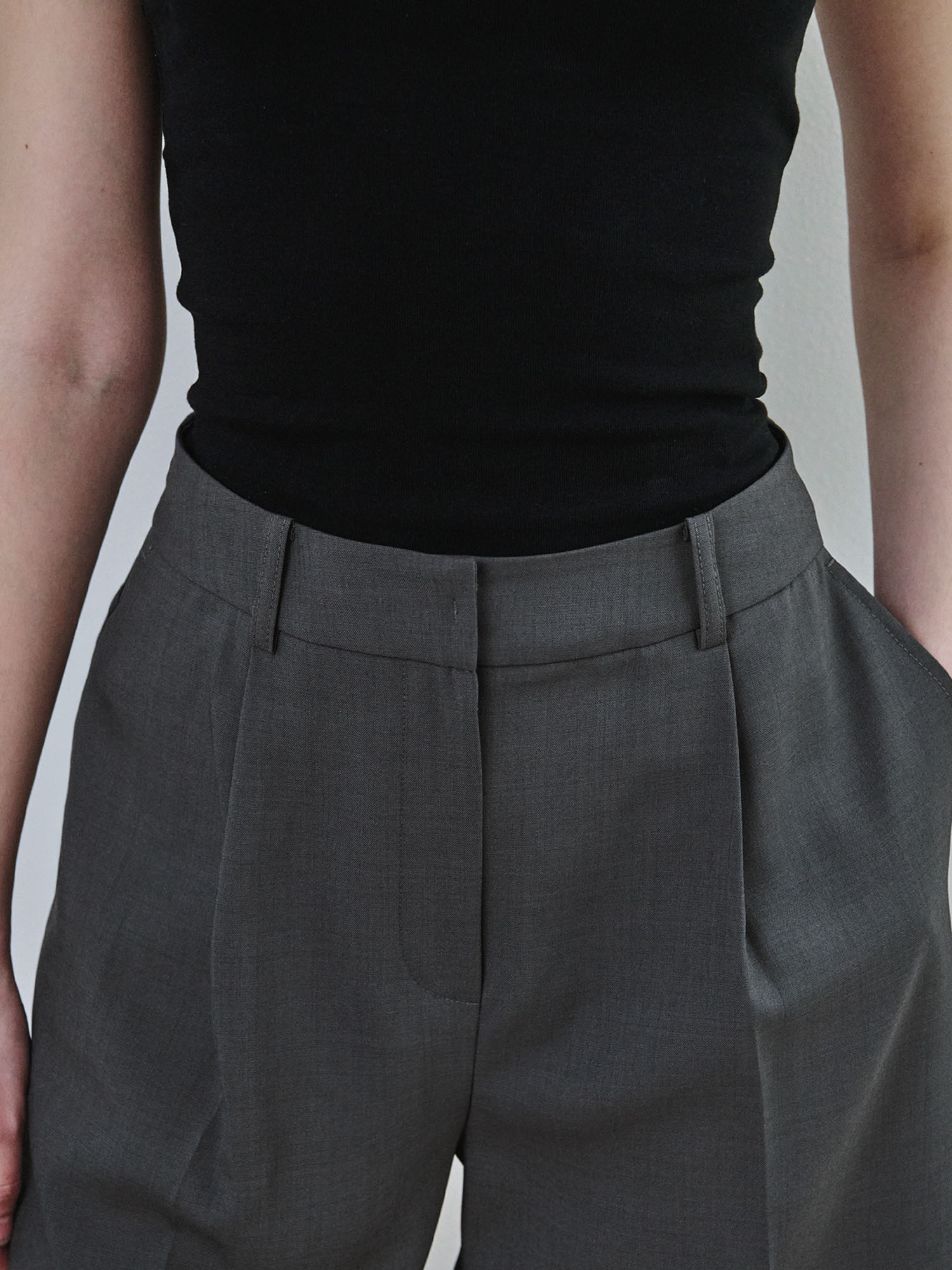 2211 ONE TUCK HALF PANTS (D/GREY)