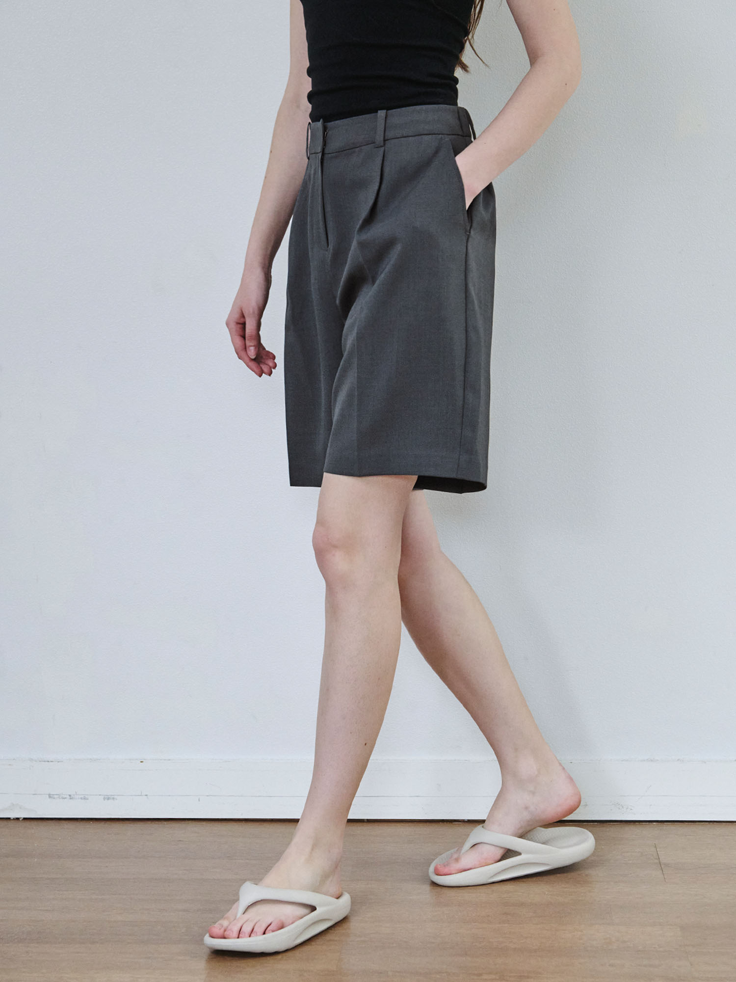 2211 ONE TUCK HALF PANTS (D/GREY)