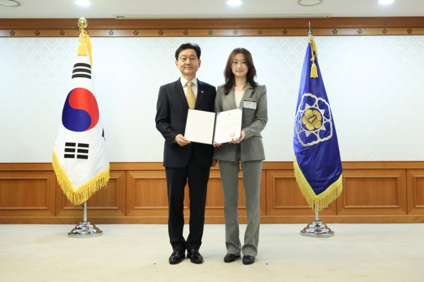 지난달 24일 류혜원 마인드풀커넥트 대표(오른쪽)가 ‘천명수호처‘ 위촉장을 전달받고 있다./사진제공=마인드풀커넥트.