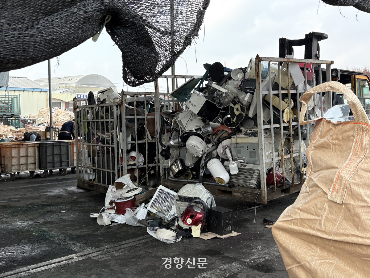 지난달 20일 서울 성동구 서울도시금속회수센터에서 지게차가 폐전기전자제품을 야외선별장 바닥에 쏟아내고 있다. 오경민 기자