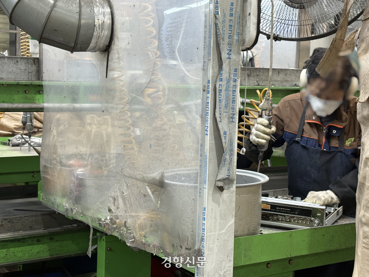 지난달 20일 서울 성동구 서울도시금속회수센터에서 작업자가 재활용 작업을 하고 있다. 오경민 기자