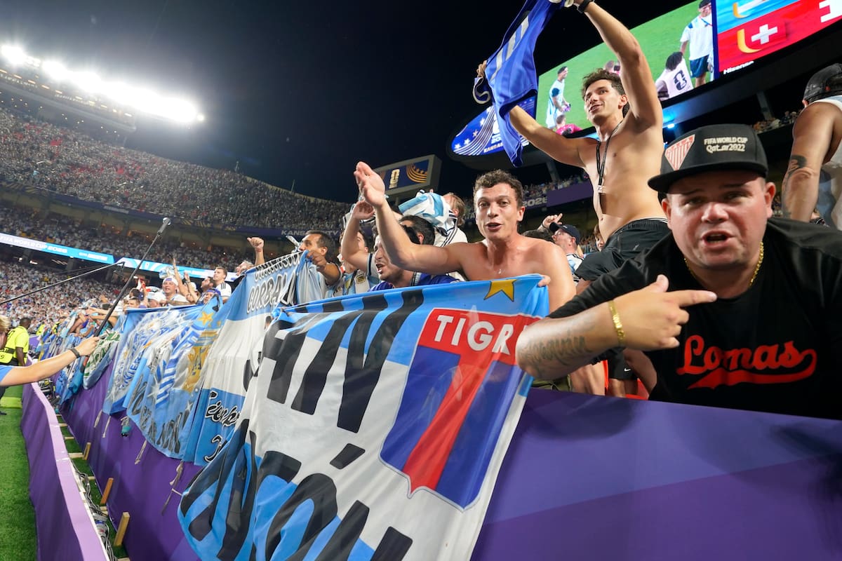 Hinchas argentinos en Argentina vs Suiza, por los cuartos de final de la copa del mundo 2026, en el estadio Arrowhead de Kansas City \\