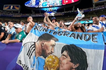 Hinchas argentinos en Argentina vs Suiza, por los cuartos de final de la copa del mundo 2026, en el estadio Arrowhead de Kansas City \\