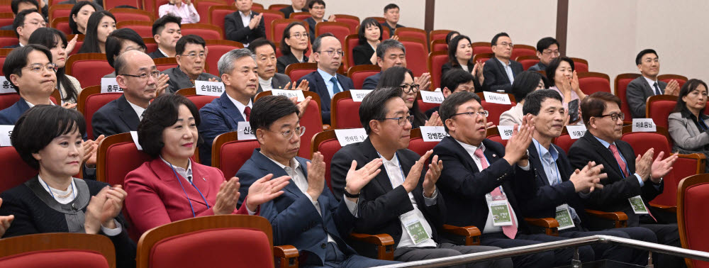 SDX재단 교육연구원 출범식이 22일 경기스타트업캠퍼스에서 열렸다. 왼쪽 두 번째부터 신향숙 SDX교육연구원장, 신상진 성남시장, 전하진 SDX 재단 이사장, 강병준 전자신문사 대표 등이 박수를 치고 있다. 박지호기자 jihopress@etnews.com
