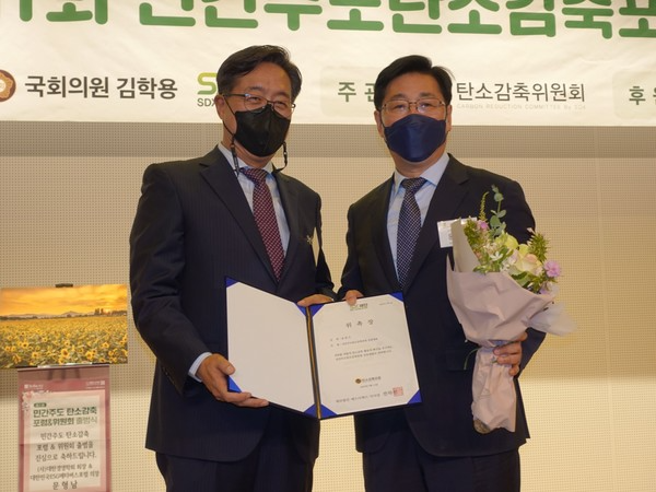 전하진 SDX재단 이사장(왼쪽)이?