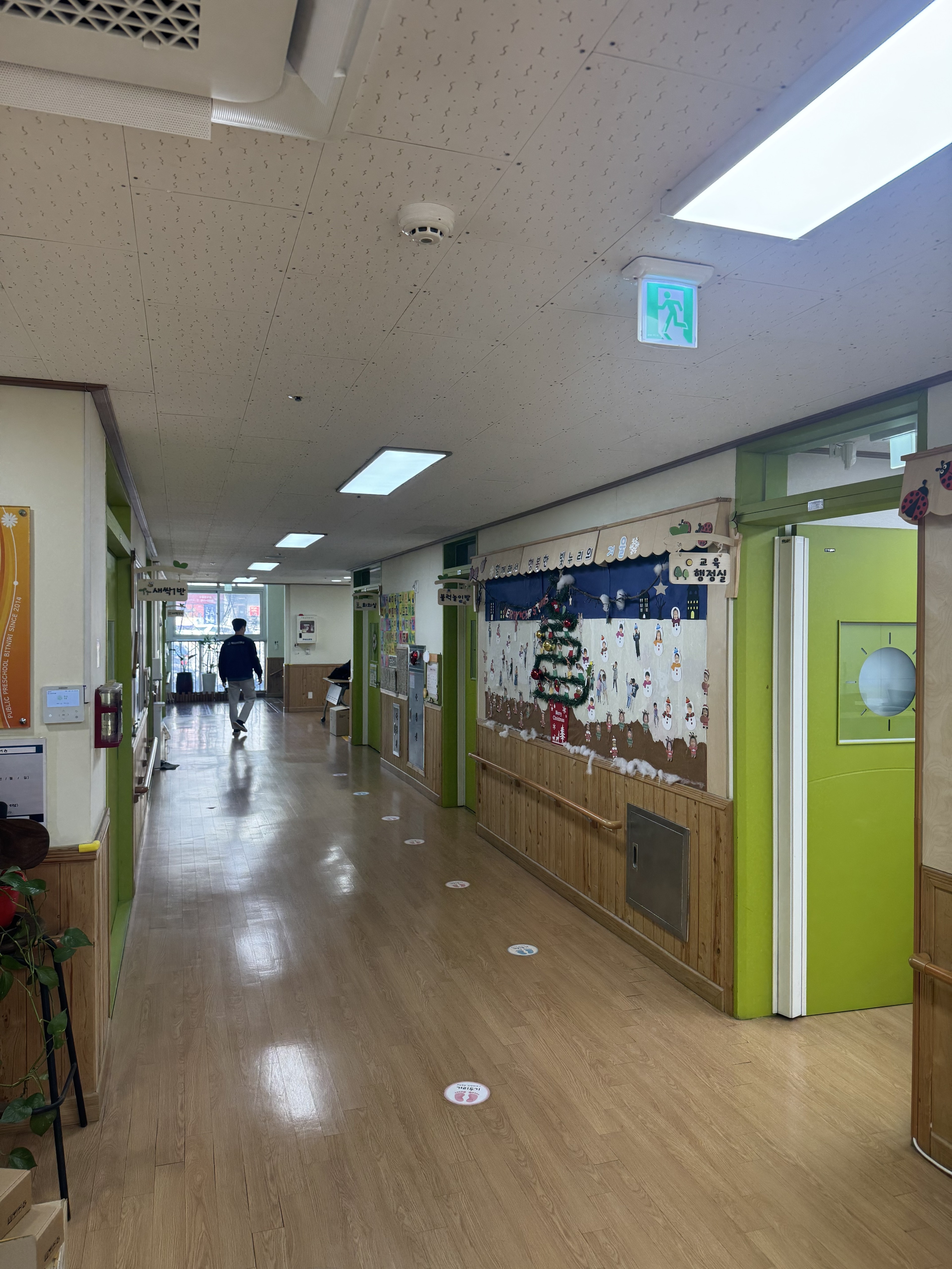 유치원 내부 복도 모습, 전화기 교체 및 통신 공사 시공 전 현장