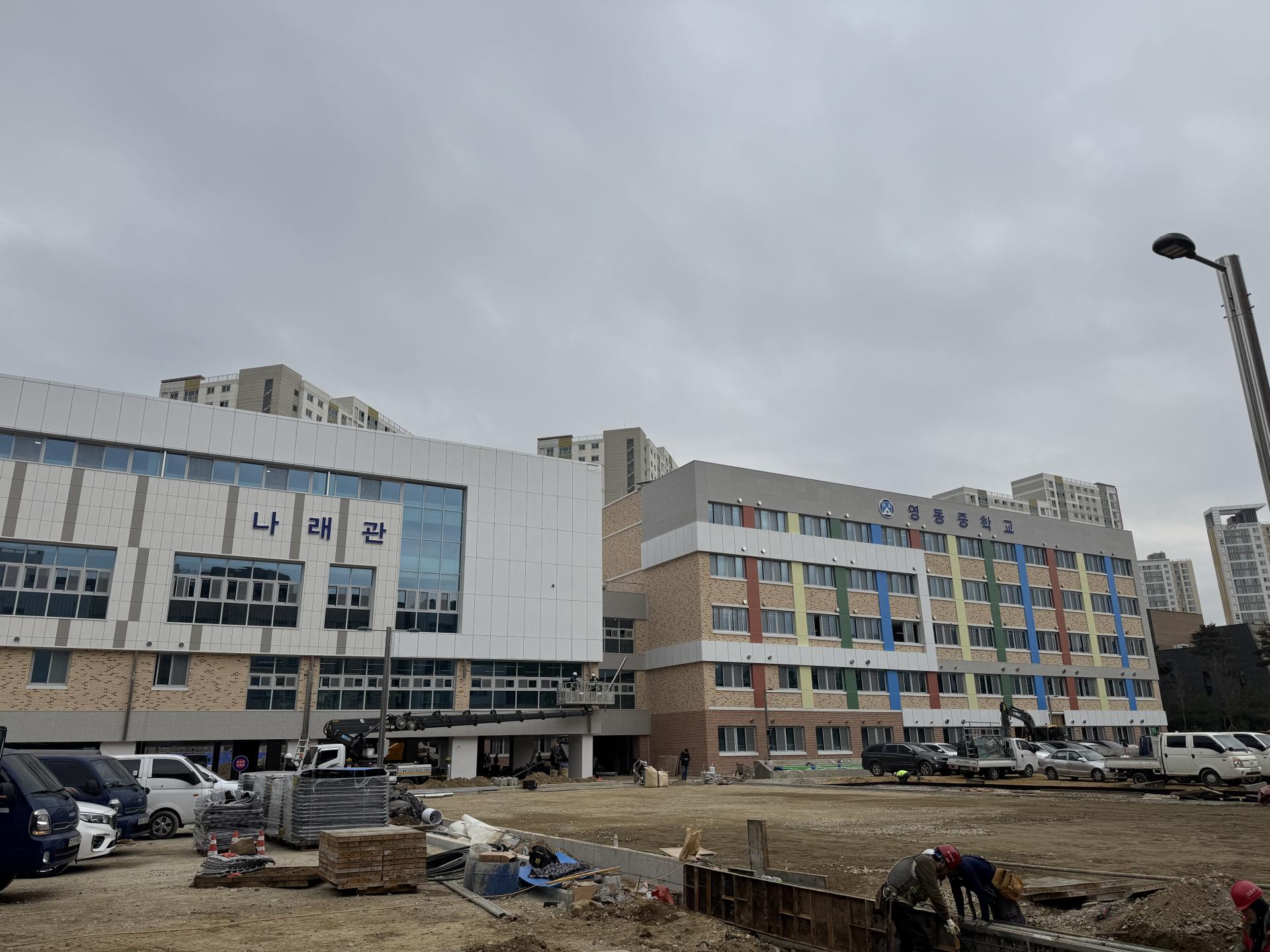 수원 중학교 현장에서 공사 중인 모습 망분리 공사 현장 모습