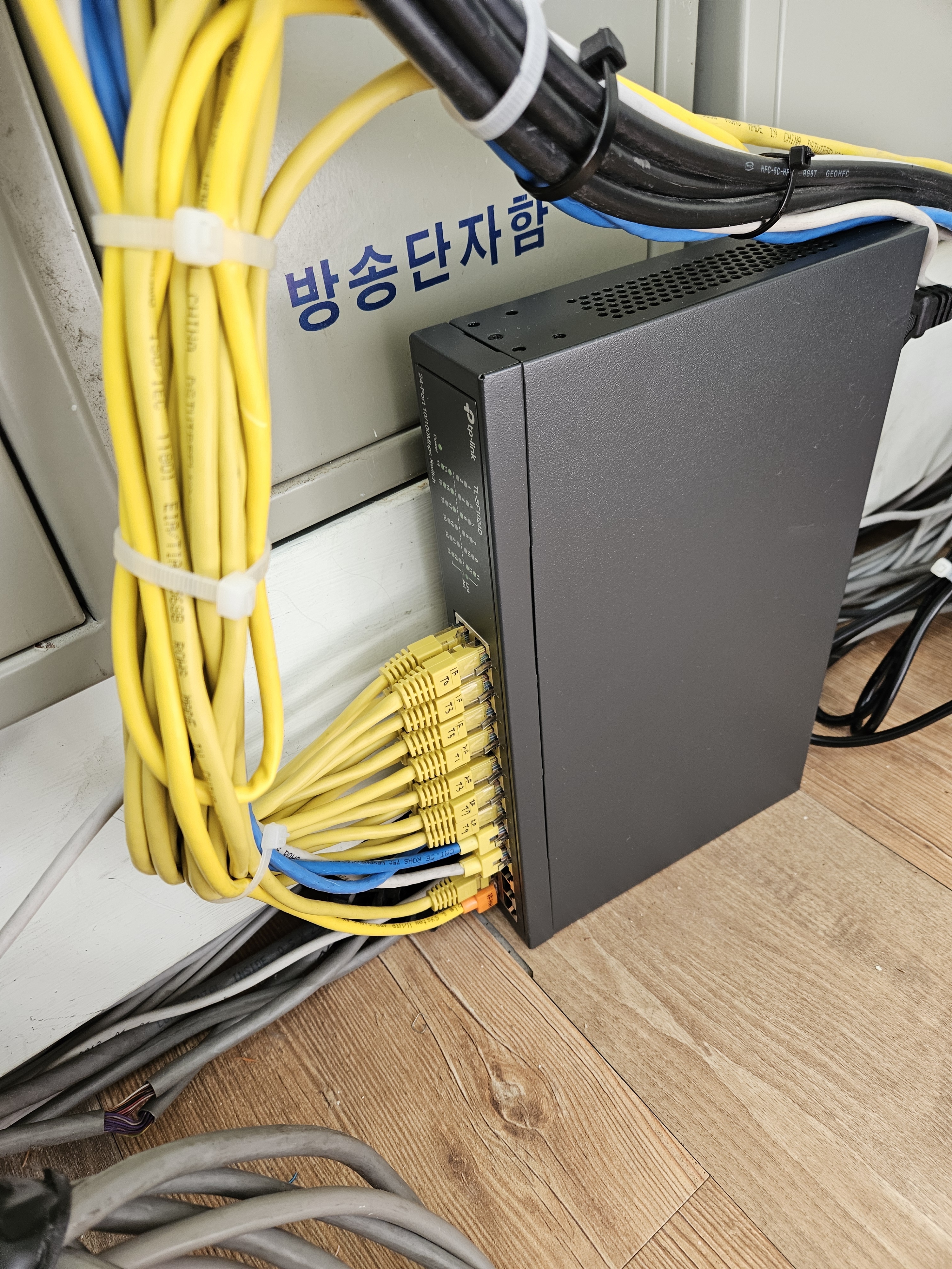 방송단자함 옆 메인 허브 장비 설치, 층별 포트 라벨링 구성
