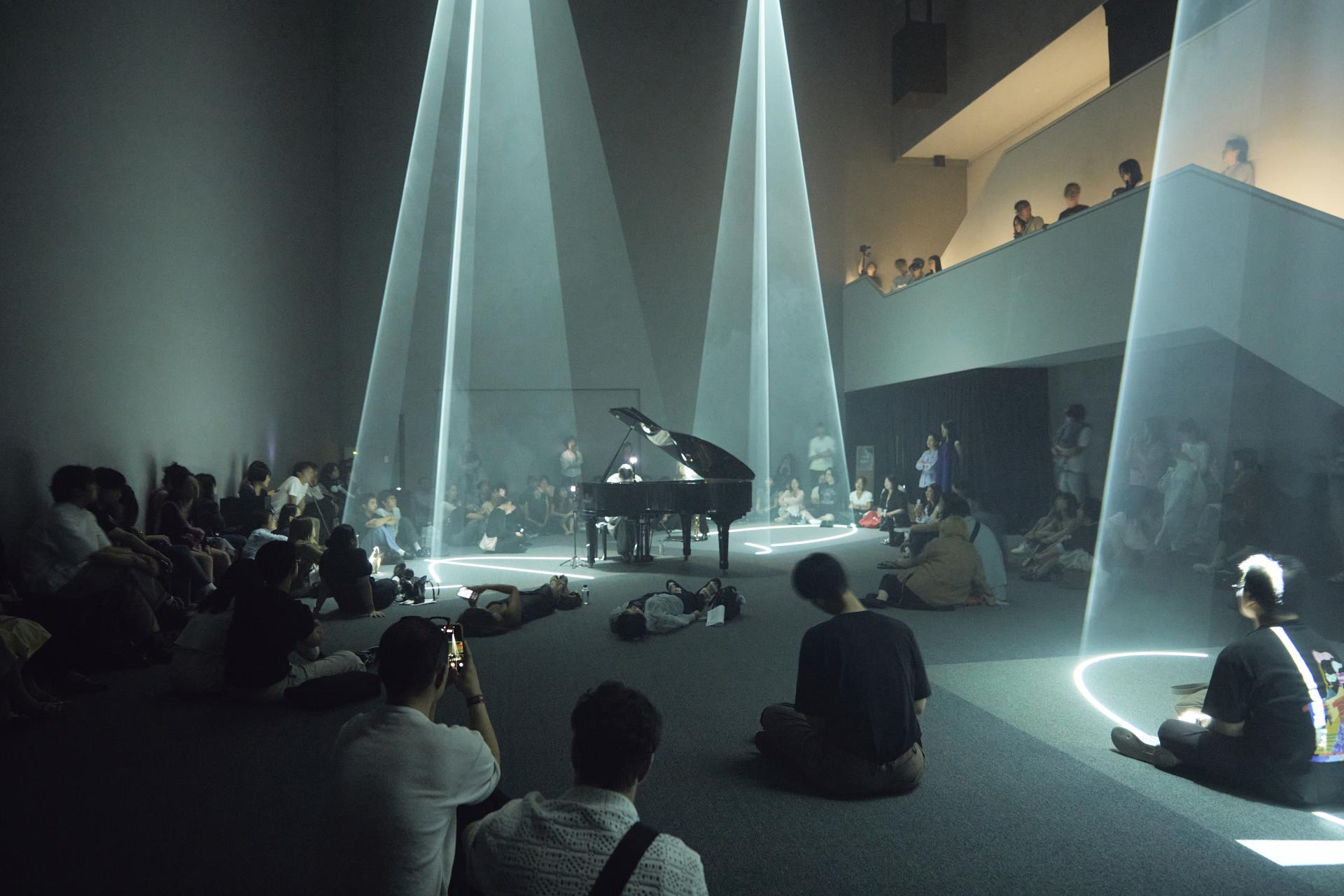 행사_2025_지구의밤_Dissolve into Light_100개의 시 (8).jpg