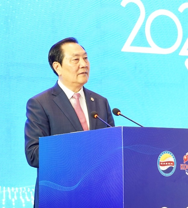 축사하는 취안순지 중국아주경제발전협회장