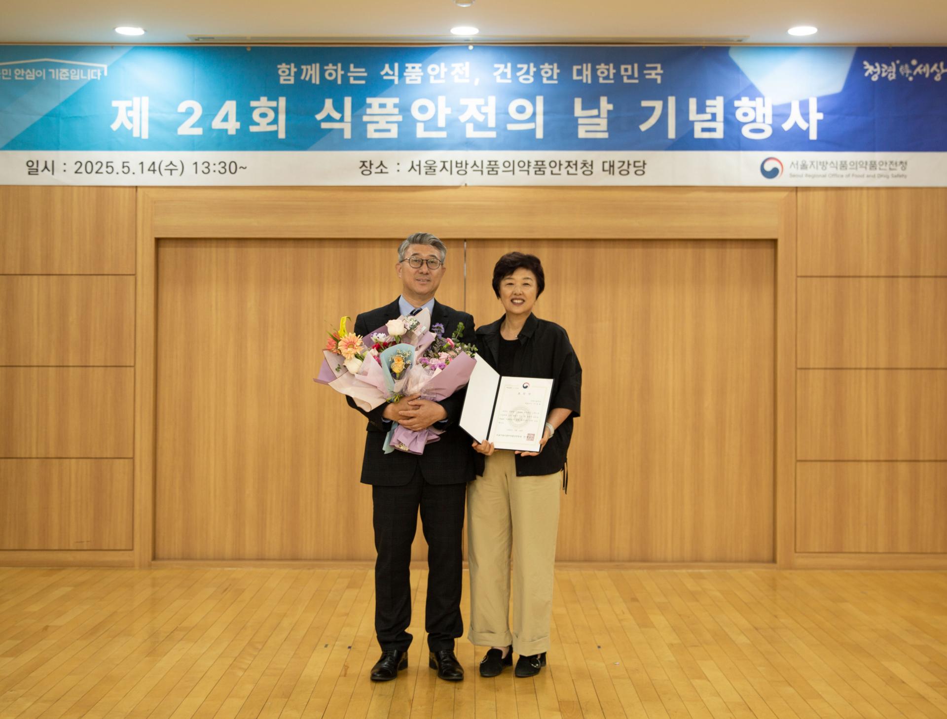 정이푸드빌 강승일 본부장(좌측), 이정희 대표(우측)