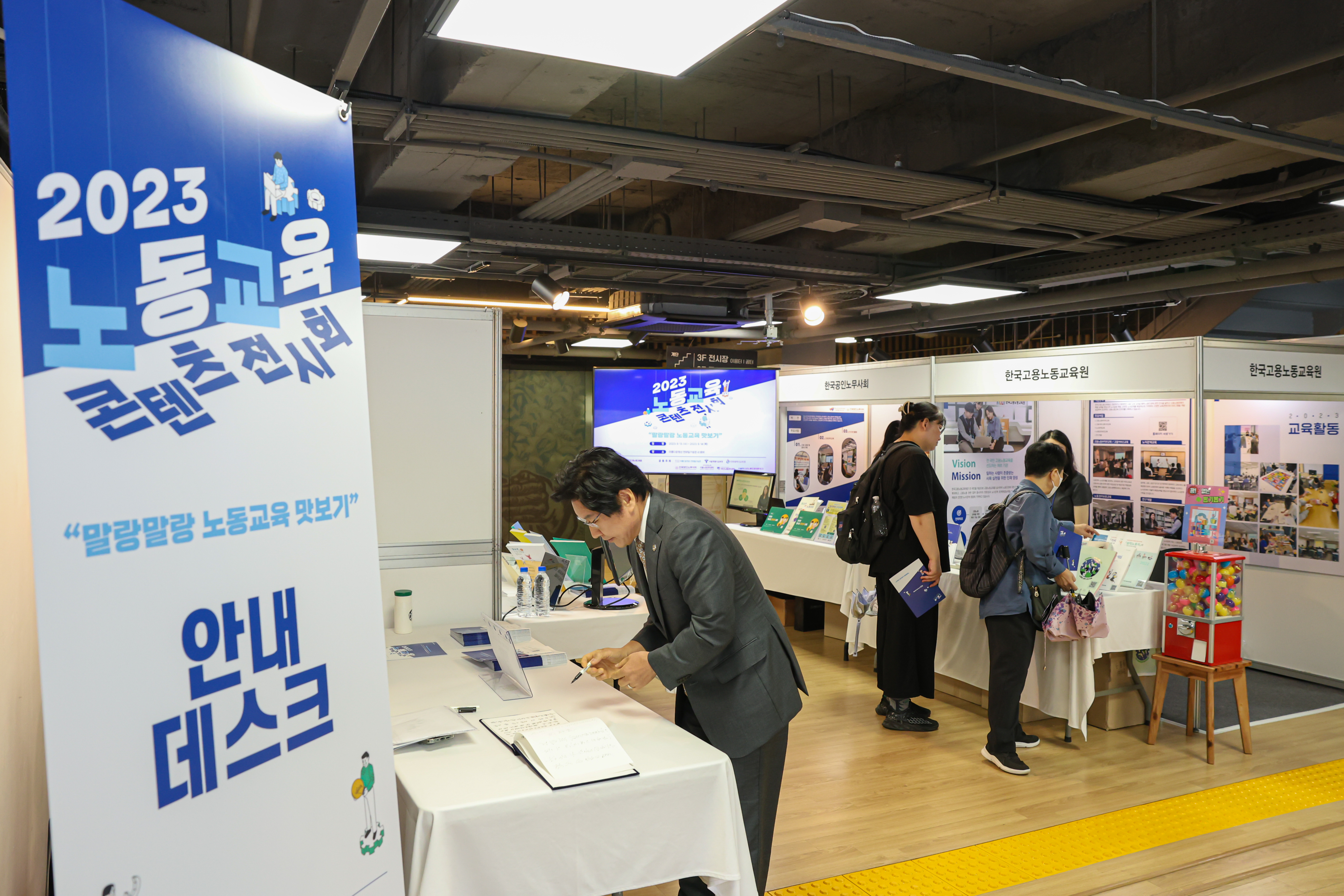 9c27a3685b130.jpg