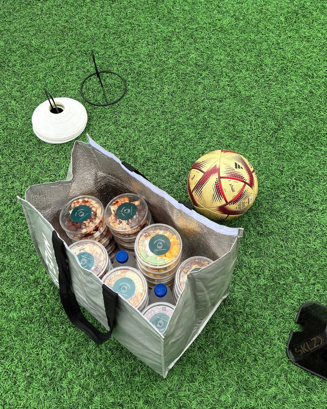 #레이지요거트⚽️☔️ 비 오는 오늘, K7 축구팀 @dongo_fc훈련에 응원을 다녀왔습니다!비를 맞으며 열심히 훈련하는 선수분들께맛있는 그릭요거트로 에너지를 듬뿍 선물했어 (1).jpg