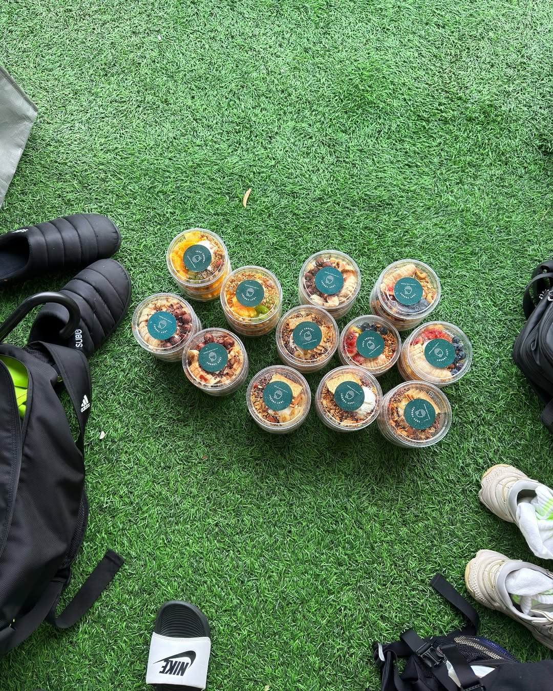 #레이지요거트⚽️☔️ 비 오는 오늘, K7 축구팀 @dongo_fc훈련에 응원을 다녀왔습니다!비를 맞으며 열심히 훈련하는 선수분들께맛있는 그릭요거트로 에너지를 듬뿍 선물했어 (2).jpg
